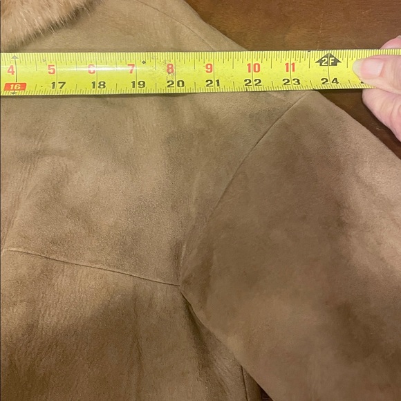 Elegant Tan Suede Coat with Faux Fur Collar - Picture 8 of 15